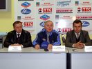 Слева направо: И. А. Крюков, В. Панин, А. Н. Чернецов отвечают на вопросы журналистов